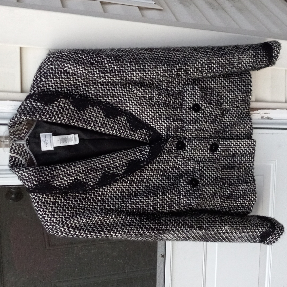 Lined professional black and and white suit jacket